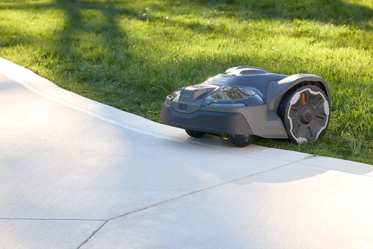 Husqvarna Automower® 440 iQ - Large lawn performance, effortlessly delivered – up to 2 acres / 8,000 m² capacity. - Image 5