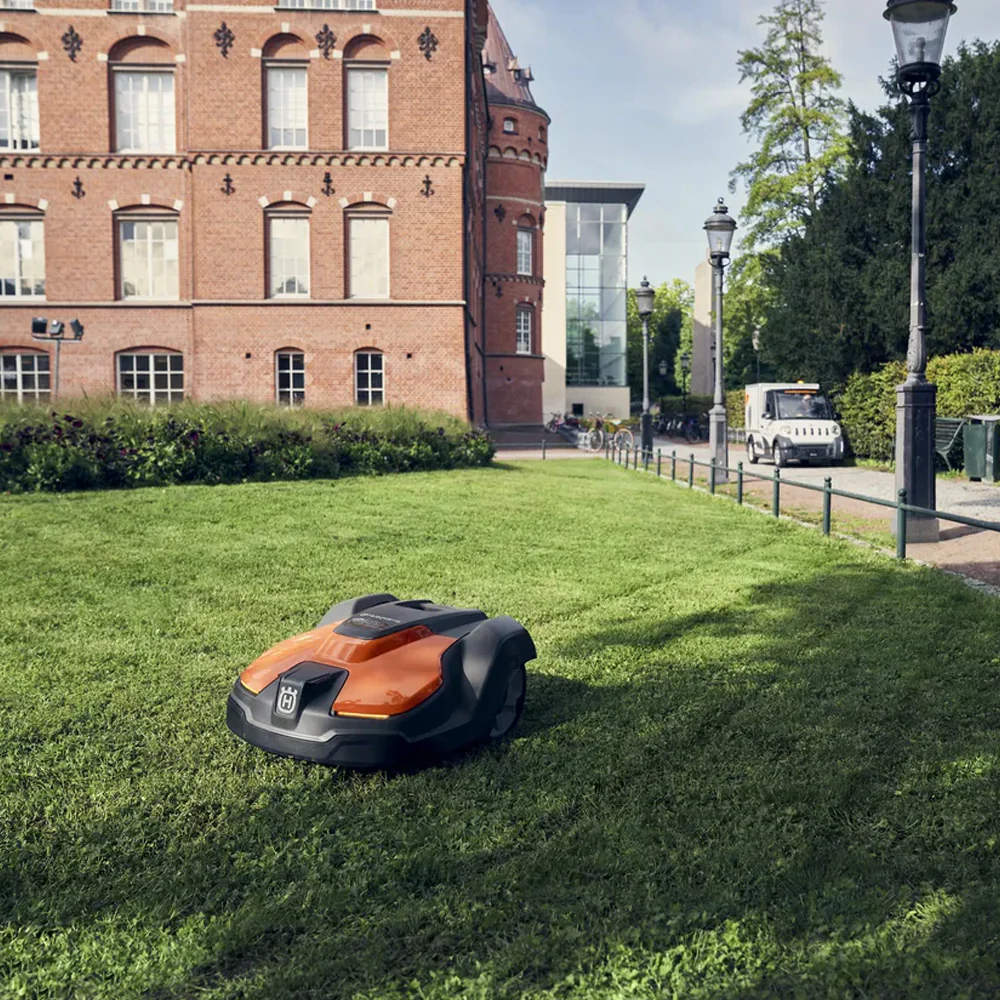 Husqvarna Automower® 520 EPOS® - Robotic mower with virtual boundaries for green areas up to 5000 m² - Image 2