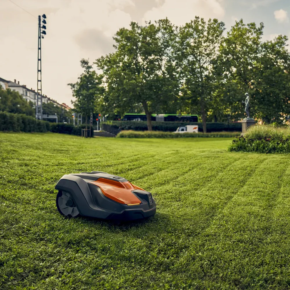 Husqvarna Automower® 520 EPOS® - Robotic mower with virtual boundaries for green areas up to 5000 m² - Image 3