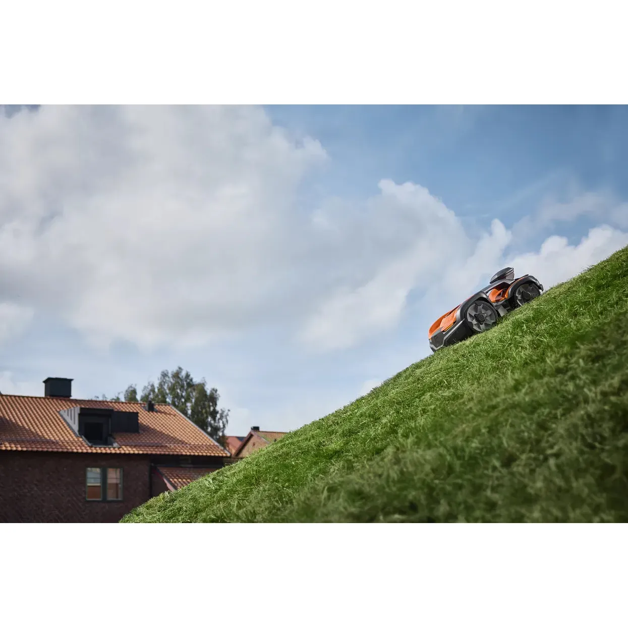 Husqvarna Automower® 535 AWD EPOS® - Wire free robotic mower with all-wheel-drive for steep slopes up to 70%. - Image 2