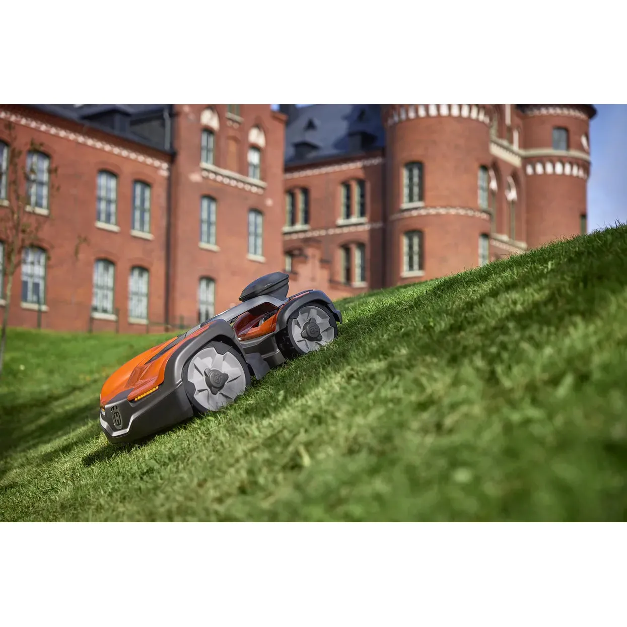Husqvarna Automower® 535 AWD EPOS® - Wire free robotic mower with all-wheel-drive for steep slopes up to 70%. - Image 3
