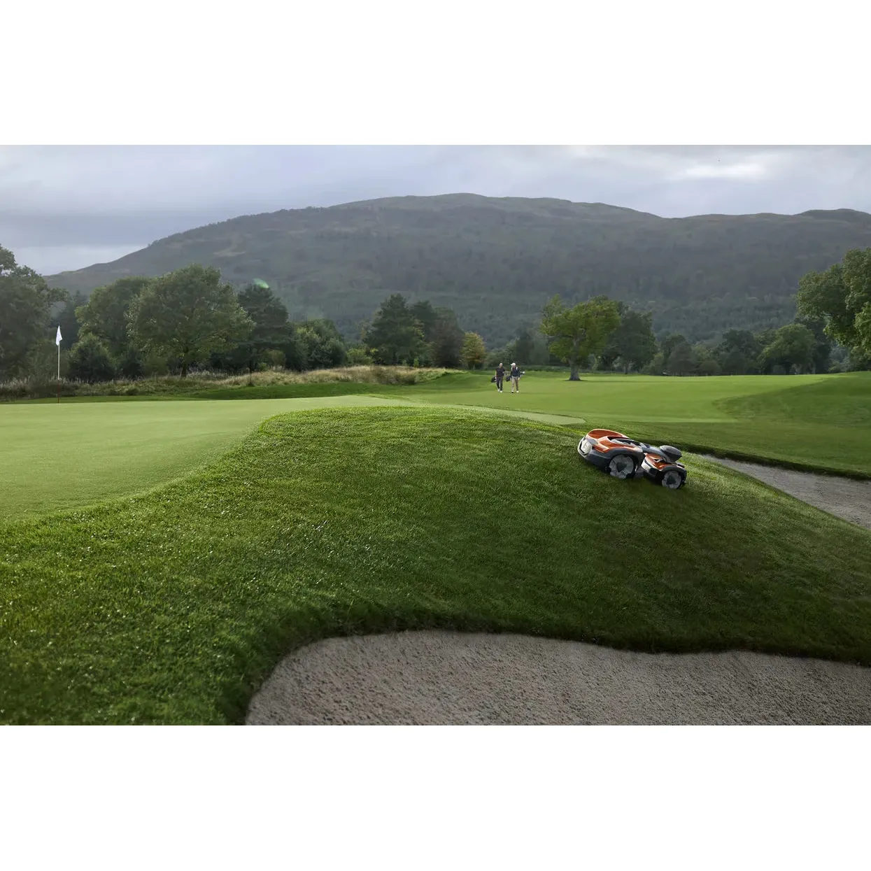 Husqvarna Automower® 535 AWD EPOS® - Wire free robotic mower with all-wheel-drive for steep slopes up to 70%. - Image 4