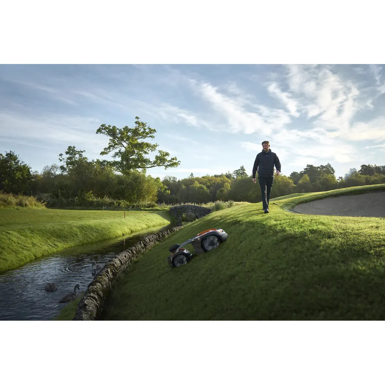 Husqvarna Automower® 535 AWD EPOS® - Wire free robotic mower with all-wheel-drive for steep slopes up to 70%. - Image 5