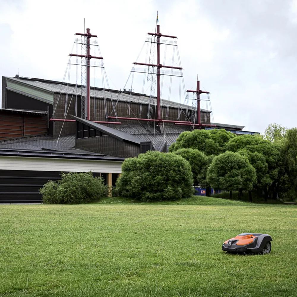 Husqvarna Automower® 550 EPOS - Robotic mower with virtual boundaries for green areas up to 10000 m² - Image 3