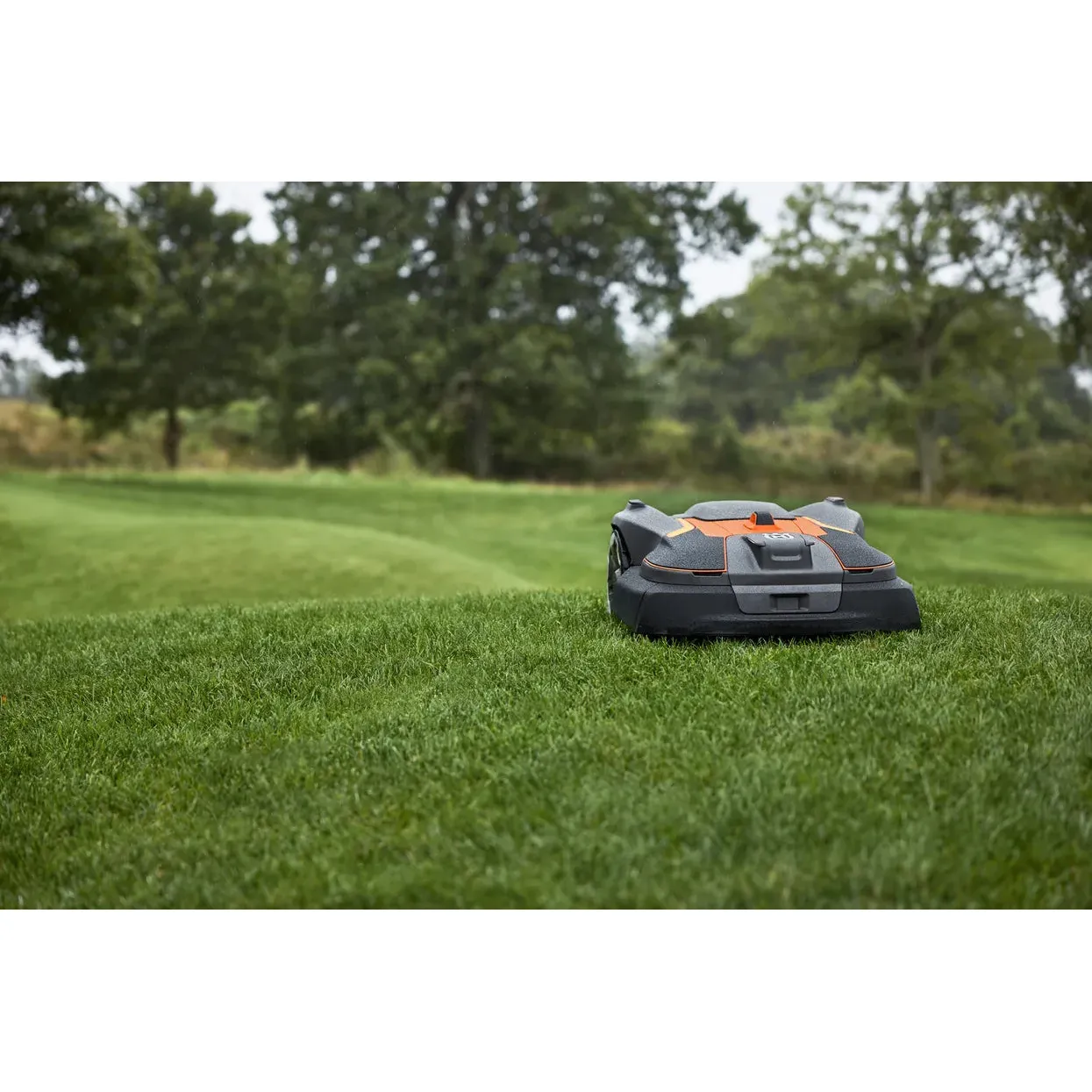 Husqvarna Automower® 580L EPOS® - Wire free robotic mower for precision mowing of golf courses. - Image 2
