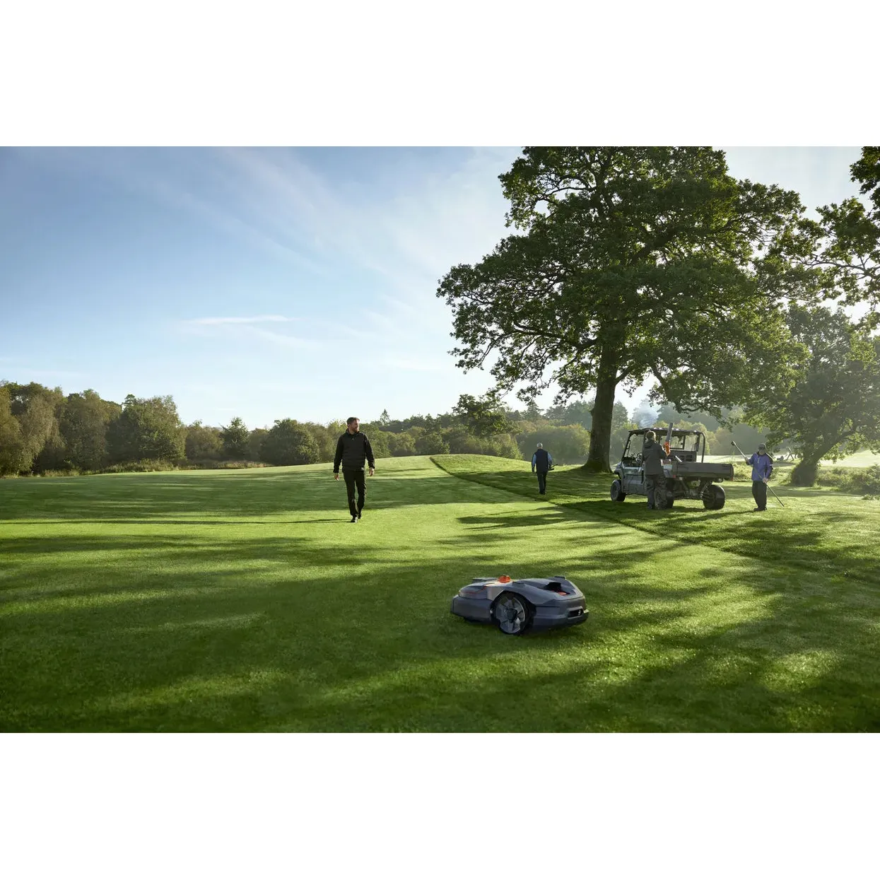 Husqvarna Automower® 580L EPOS® - Wire free robotic mower for precision mowing of golf courses. - Image 3