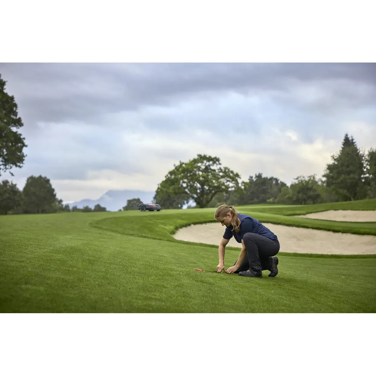 Husqvarna Automower® 580L EPOS® - Wire free robotic mower for precision mowing of golf courses. - Image 4