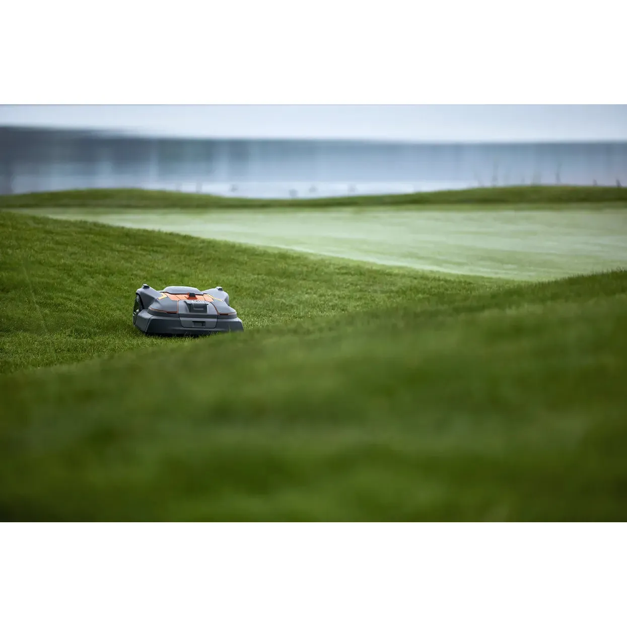 Husqvarna Automower® 580L EPOS® - Wire free robotic mower for precision mowing of golf courses. - Image 5
