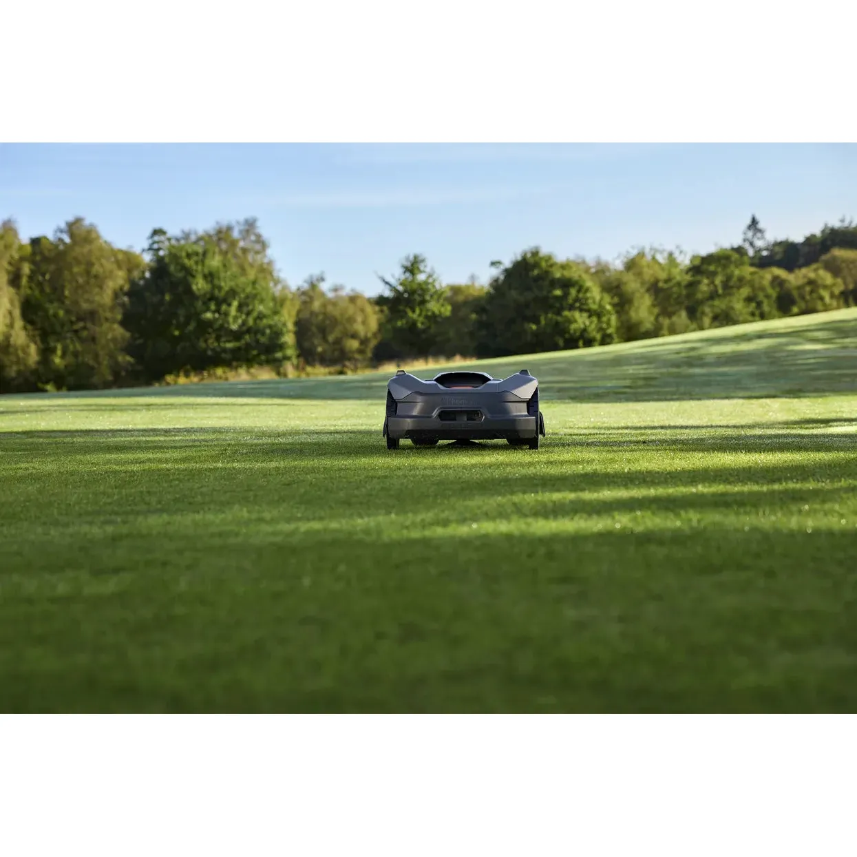 Husqvarna Automower® 580L EPOS® - Wire free robotic mower for precision mowing of golf courses. - Image 6