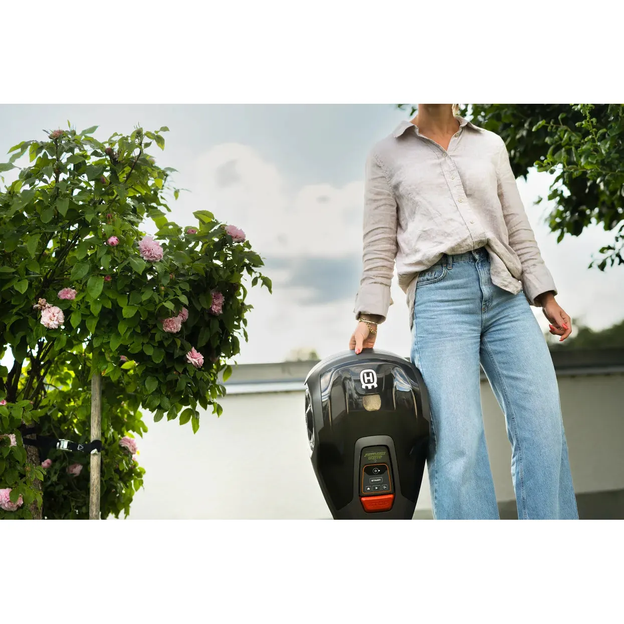 Husqvarna Automower® Aspire™ R4 - perfect for smaller lawns upto 400 m²! - Image 5