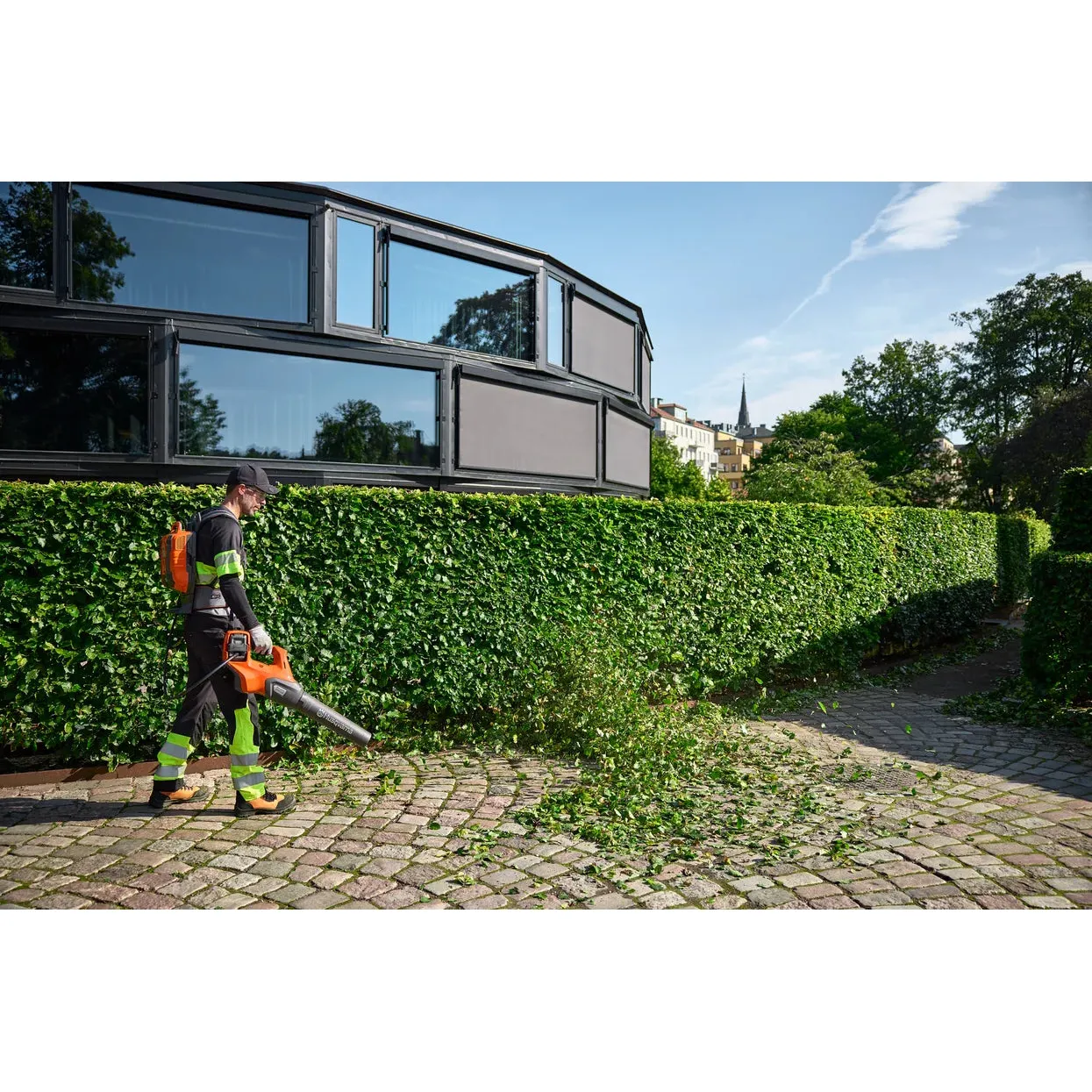 Husqvarna BLi950X Battery - Highly durable 36V backpack battery with 31.1 Ah capacity, for maximum runtime in demanding professional applications.