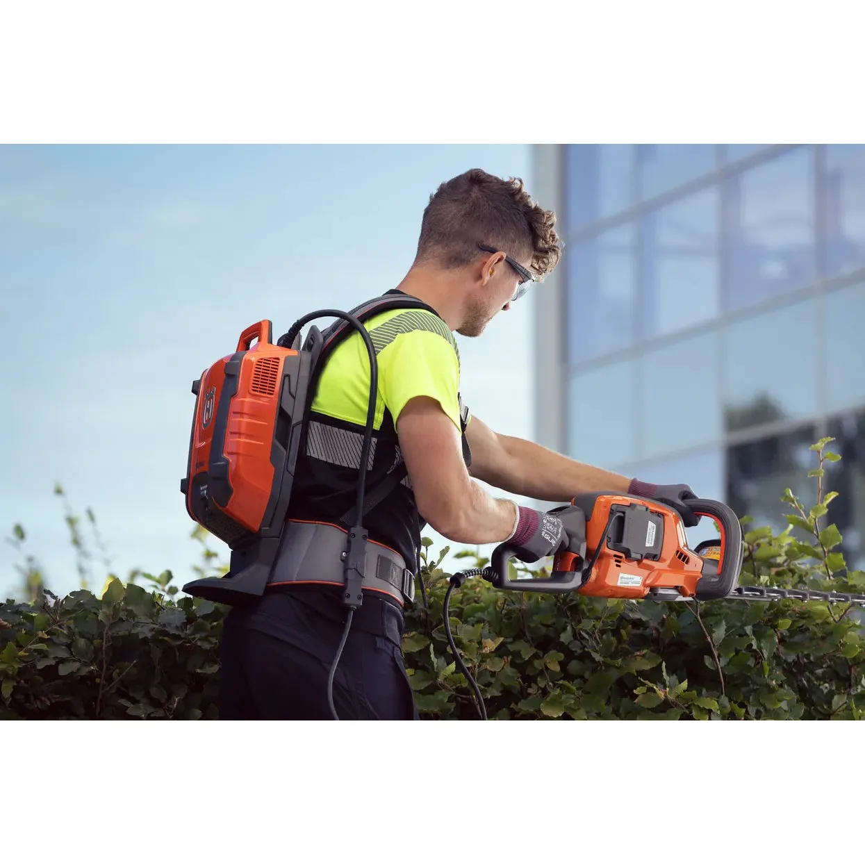 Husqvarna BLi950X Battery - Highly durable 36V backpack battery with 31.1 Ah capacity, for maximum runtime in demanding professional applications. - Image 2