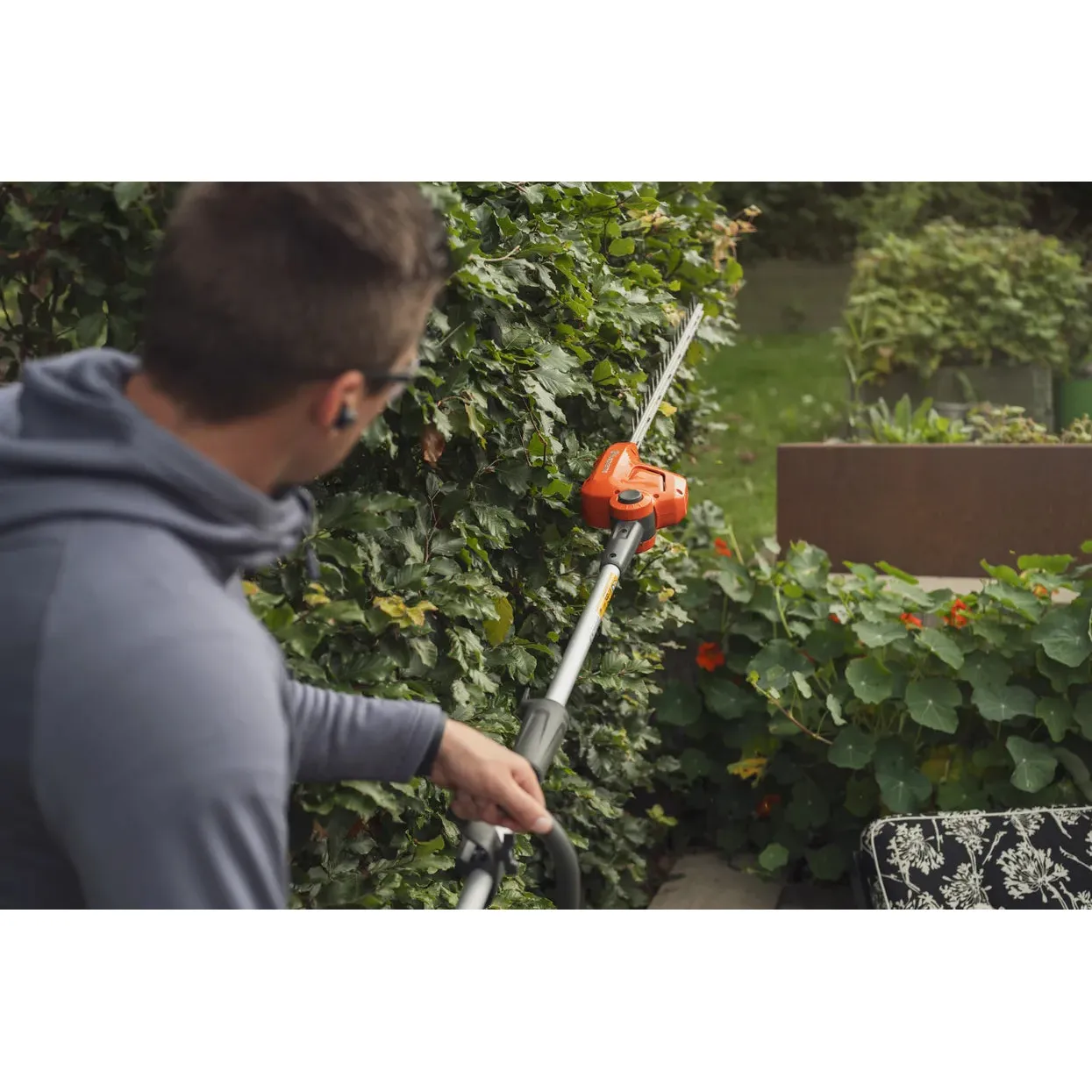Husqvarna DH110 FLXi Hedge Trimmer Attachment - Hedge trimmer attachment with adjustable trimming angle. - Image 5