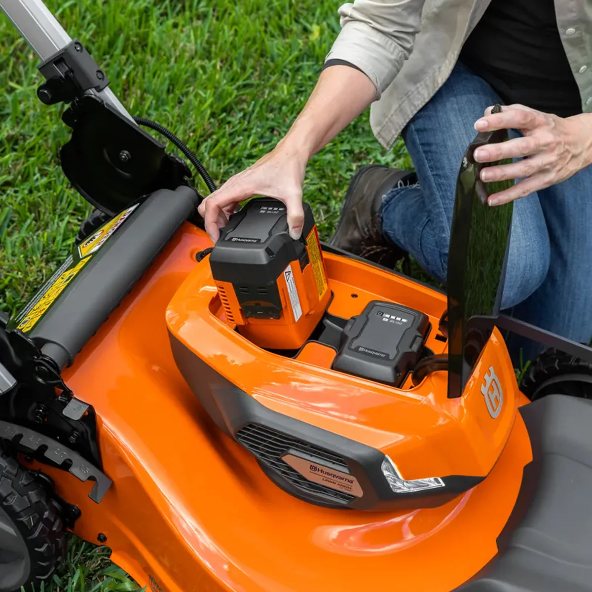 Husqvarna Lawn Xpert™ LE322R with battery and charger - Image 3