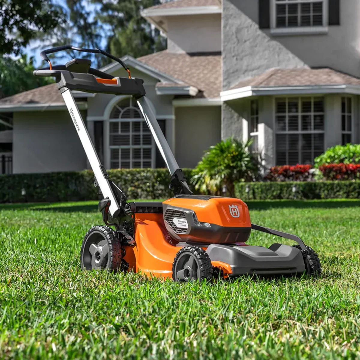 Husqvarna Lawn Xpert™ LE322R with battery and charger - Image 4