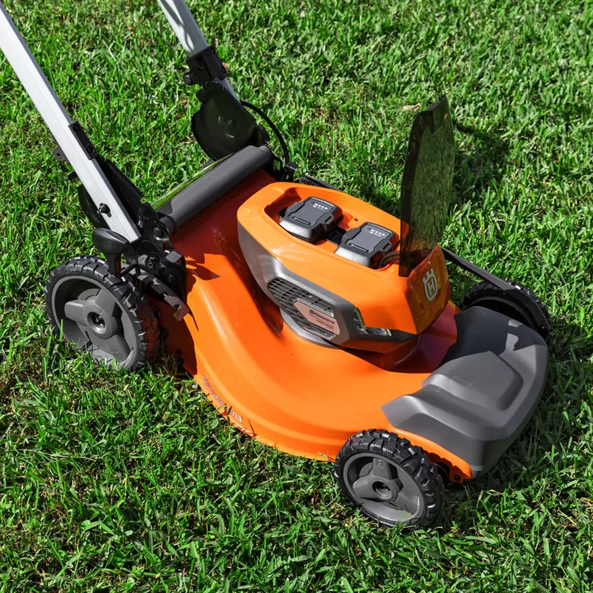 Husqvarna Lawn Xpert™ LE322R with battery and charger - Image 5