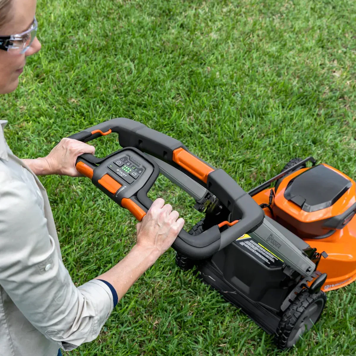 Husqvarna Lawn Xpert™ LE322R with battery and charger - Image 6