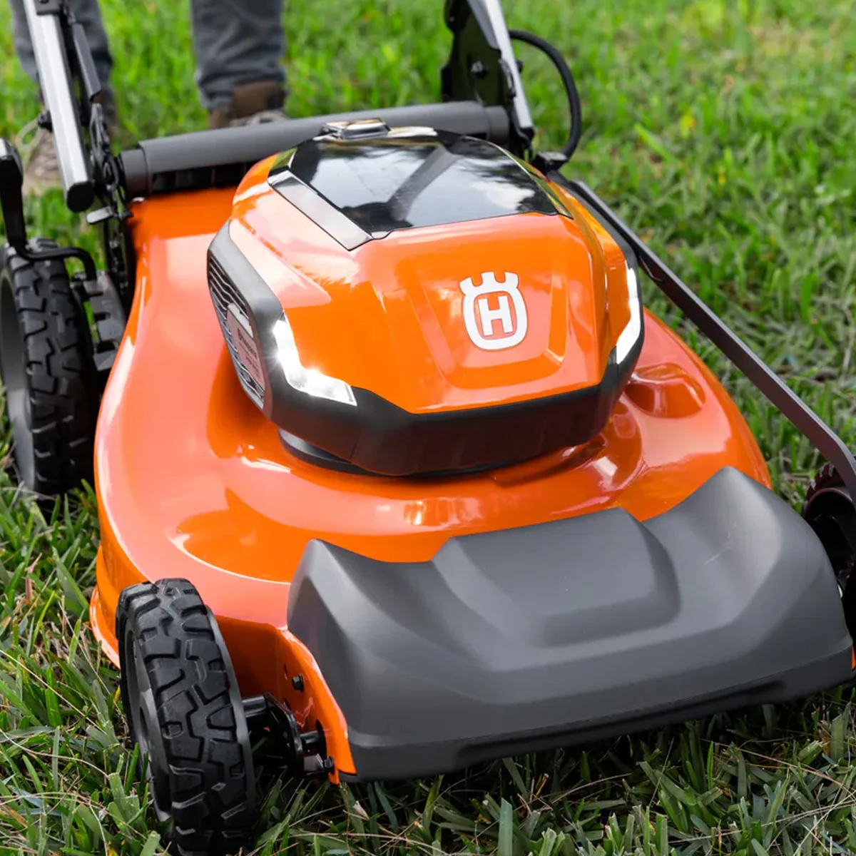 Husqvarna Lawn Xpert™ LE322R with battery and charger - Image 7