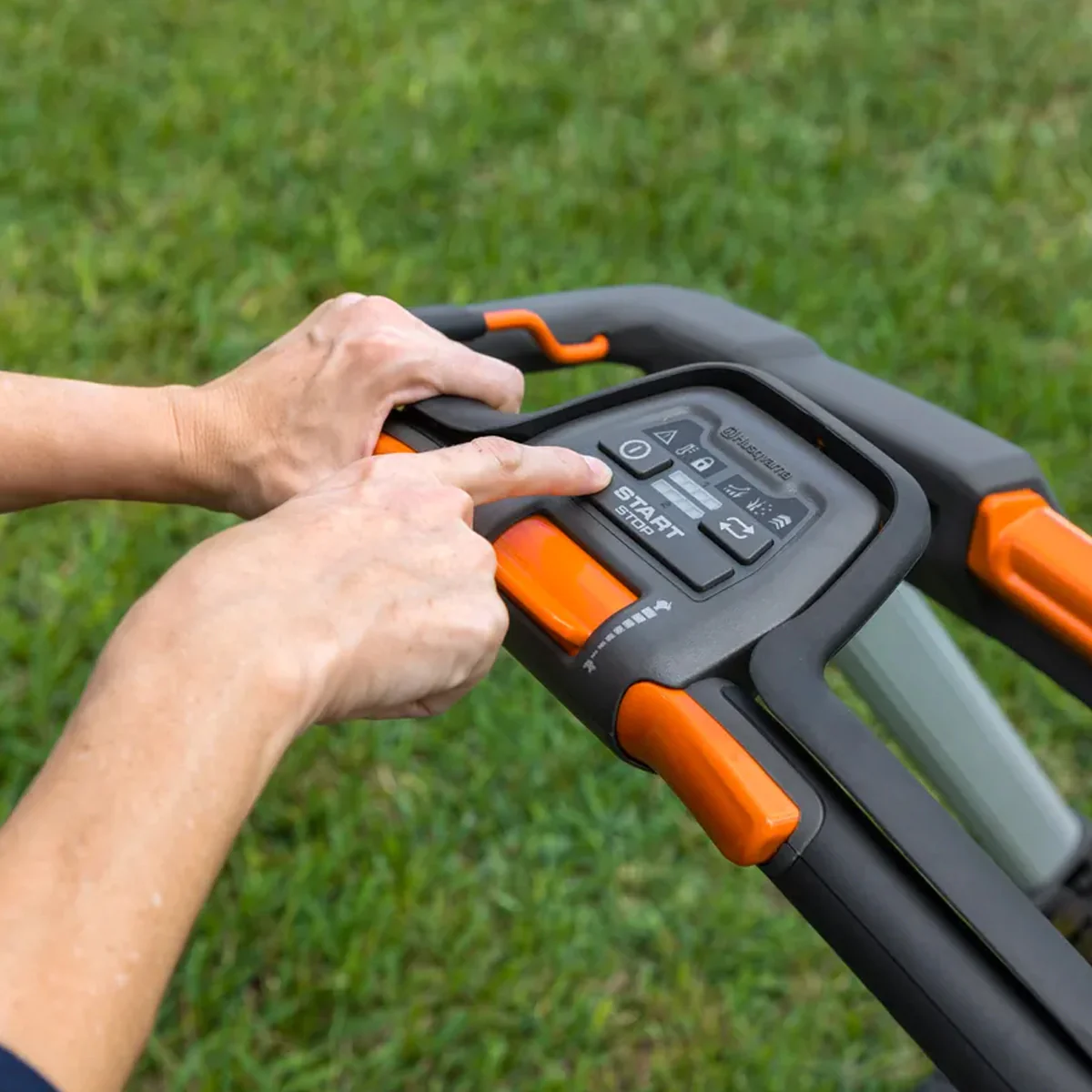 Husqvarna Lawn Xpert™ LE322R with battery and charger - Image 8