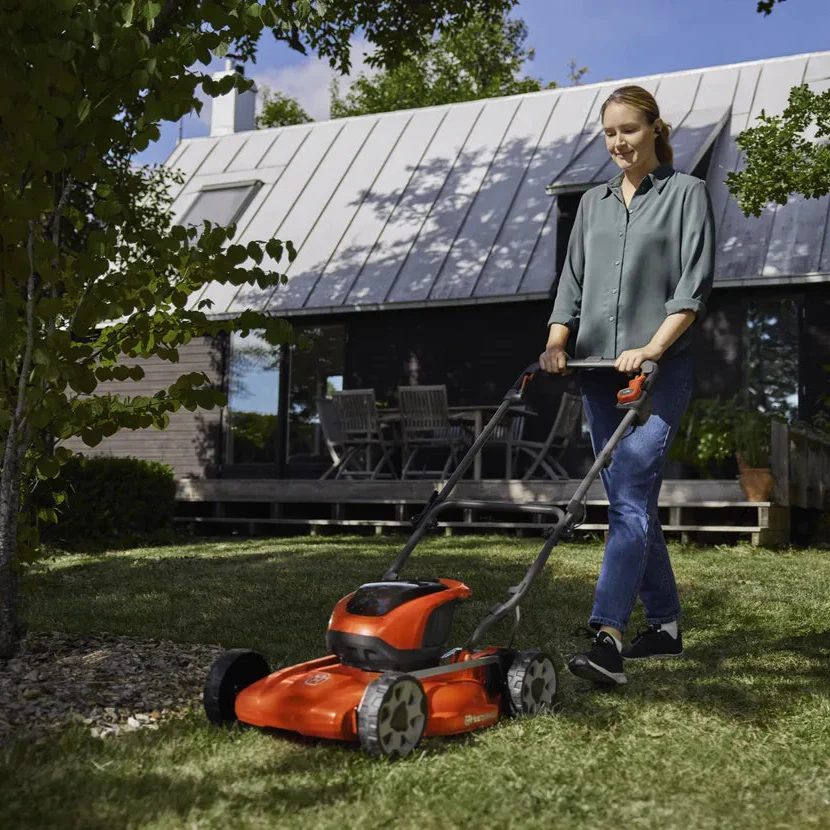 Husqvarna LB144i Battery Lawn Mower - Battery-powered push lawn mower for small-to-midsize lawns. - Image 3