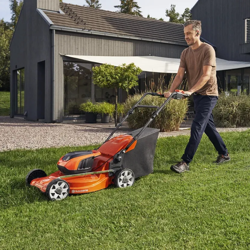 Husqvarna LC142i Battery Mower - Compact battery lawn mower for small and medium-sized lawns. - Image 4