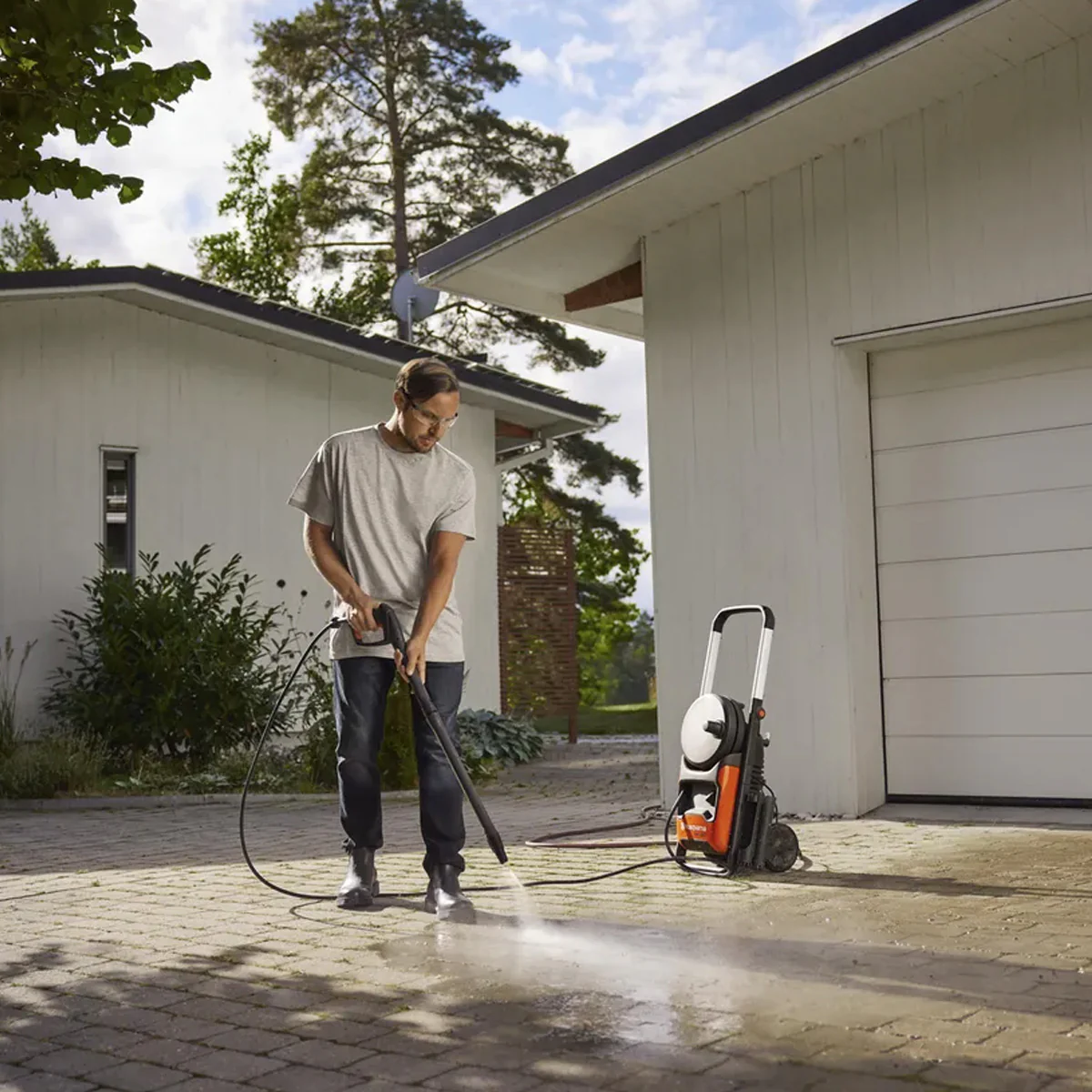 Husqvarna PW 240 Pressure Washer - 140 bar max. pressure, 8m hose, 1.8kW power output! - Image 3