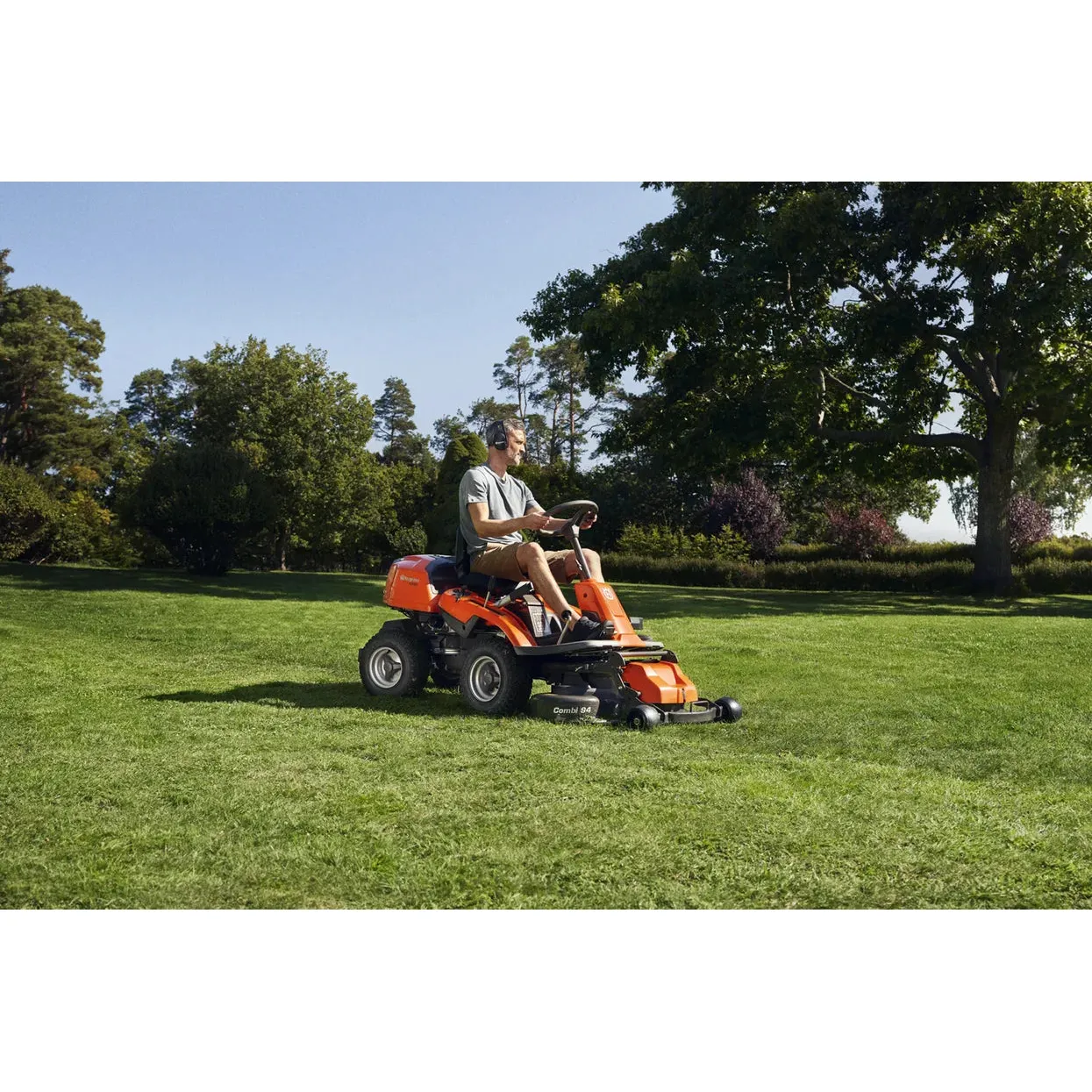 Husqvarna R 214TC Ride-On Front Mower - Versatile and easy-to-use rider. - Image 2