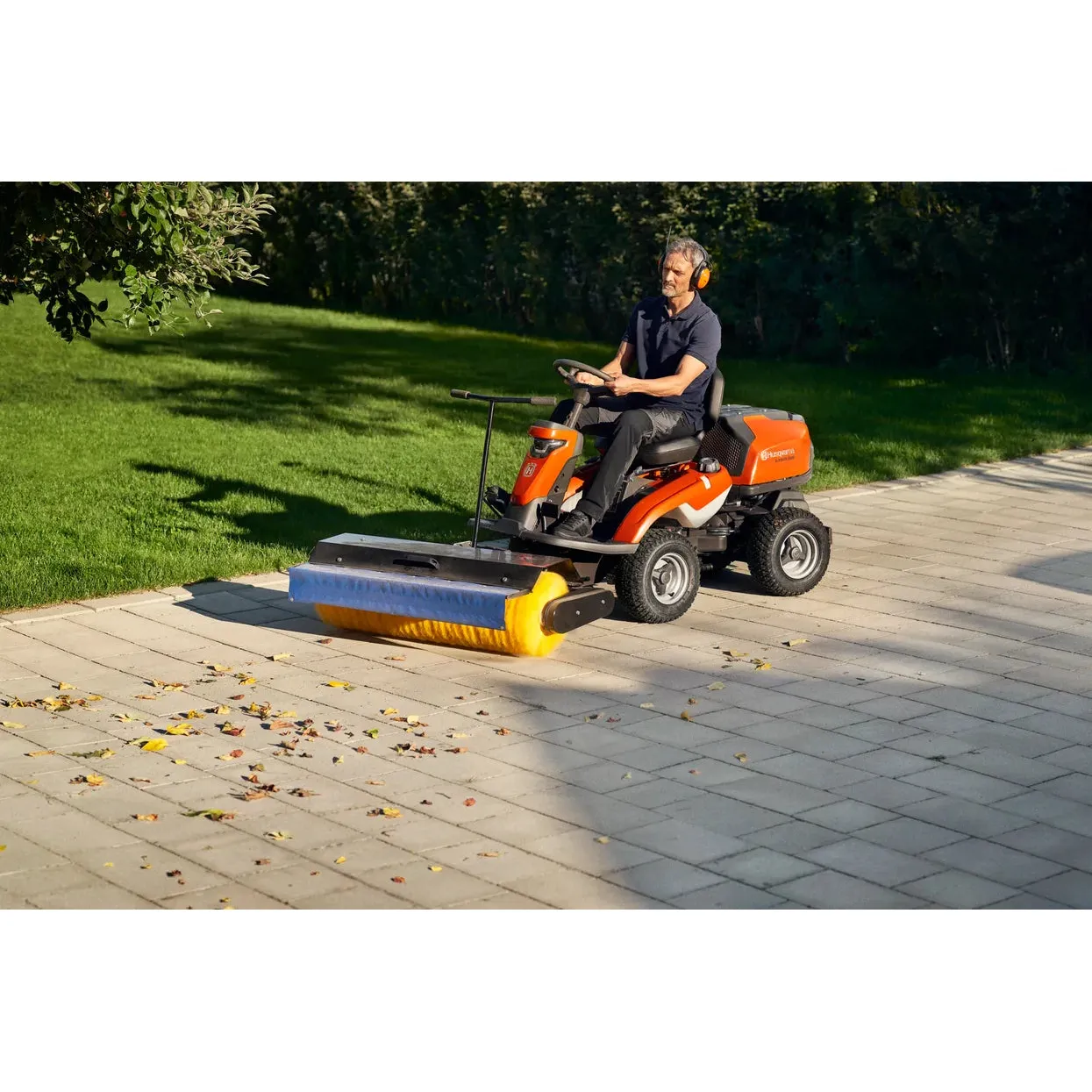 Husqvarna R 316TsX AWD - Versatile all-wheel drive Rider for year-round use. - Image 3