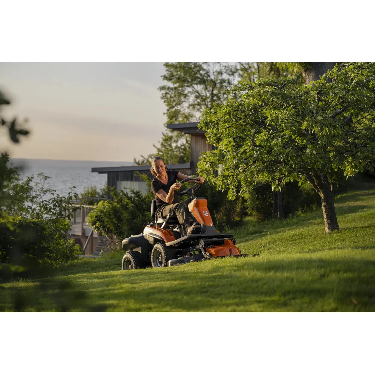 Husqvarna R 200iX AWD Battery Rider - All-wheel drive Rider with winter capacity - Image 6