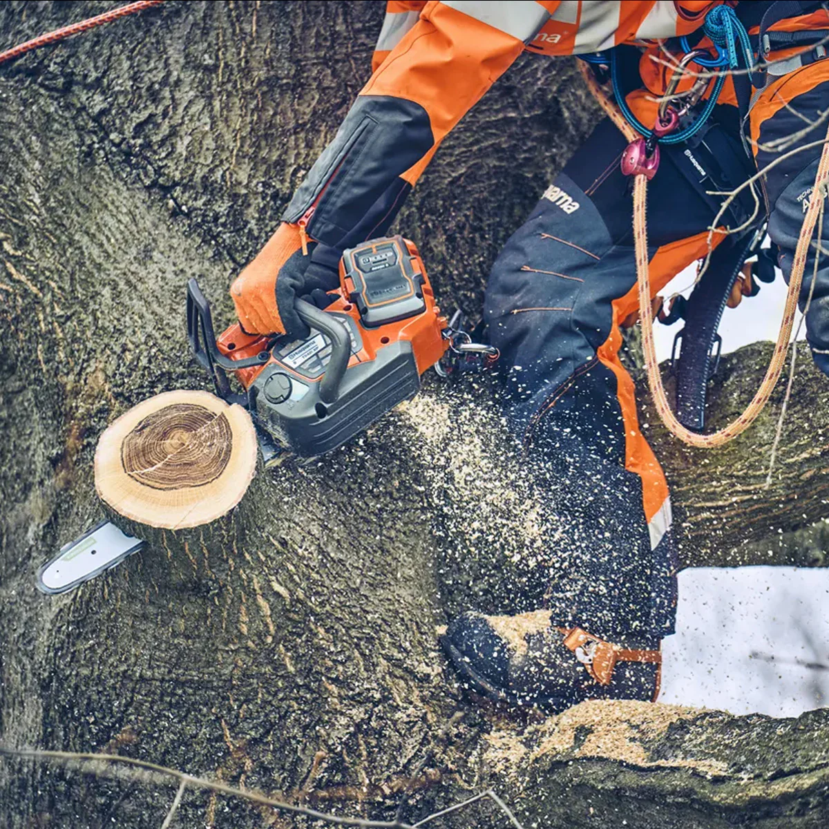 Husqvarna T542iXP Battery Chainsaw - Professional top-handle battery chainsaw with outstanding cutting capacity. - Image 3