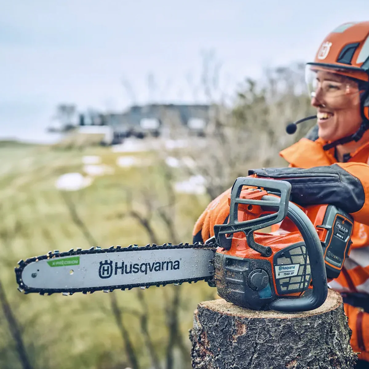 Husqvarna T542iXP Battery Chainsaw - Professional top-handle battery chainsaw with outstanding cutting capacity. - Image 4