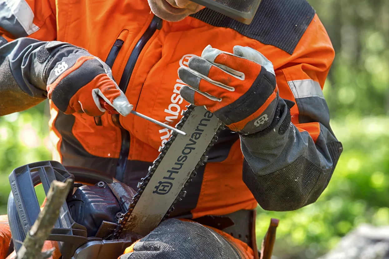 Husqvarna X-CUT SP33G Saw Chain - Fast and lightweight chain with reduced kickback and easy maintenance. - Image 3