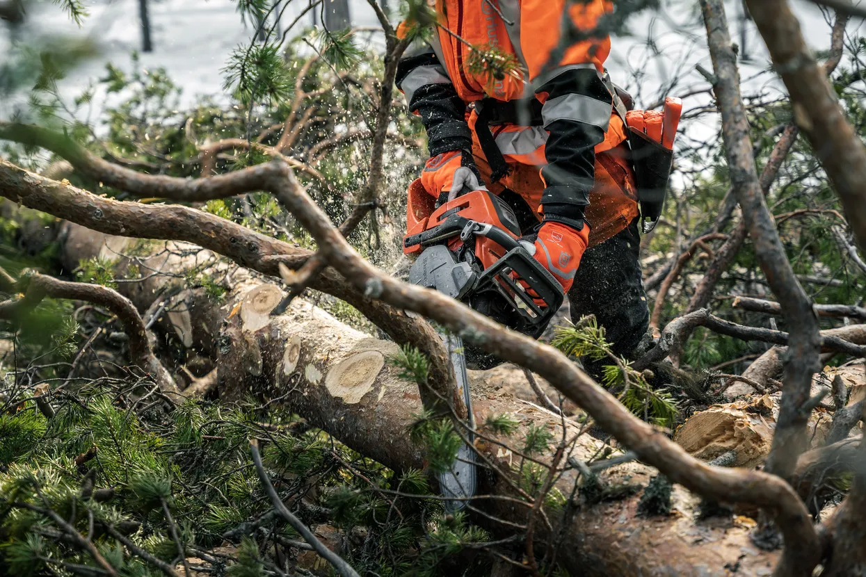 Husqvarna X-CUT SP33G Saw Chain - Fast and lightweight chain with reduced kickback and easy maintenance. - Image 4