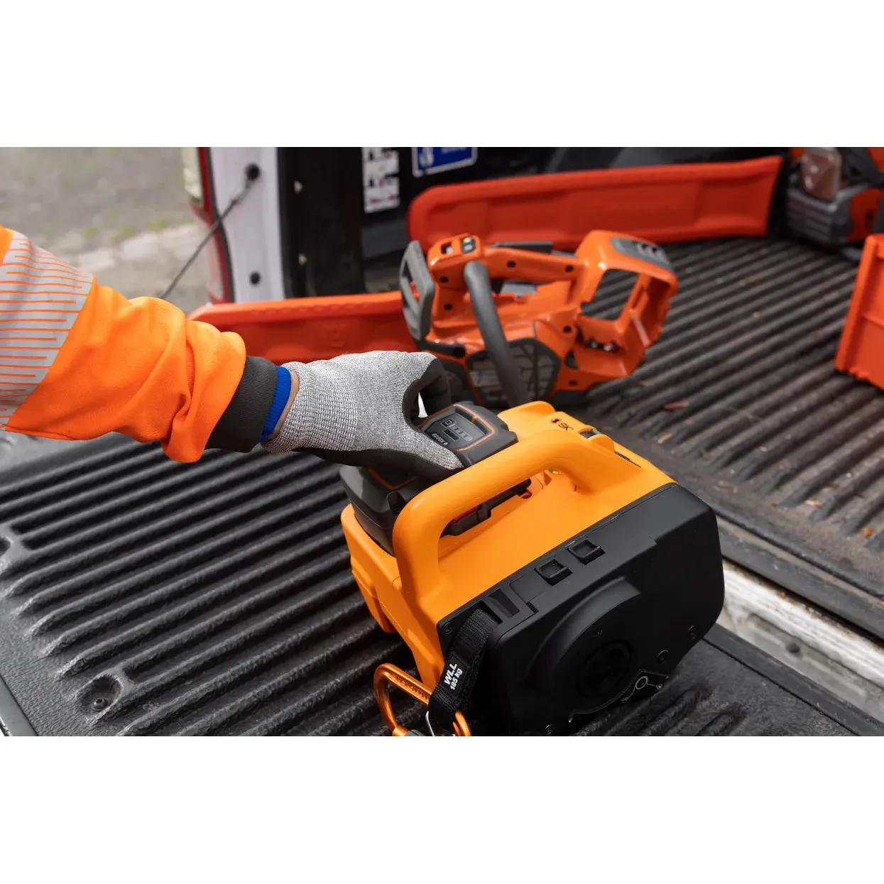 Husqvarna x Skylotec Power Ascender - Battery powered ascent and descent for tree climbers. - Image 2